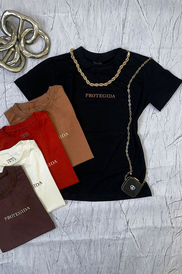 T-Shirt Feminina Estampa Protegida