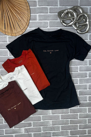 T-Shirt Feminina Estampa Feliz e Grata